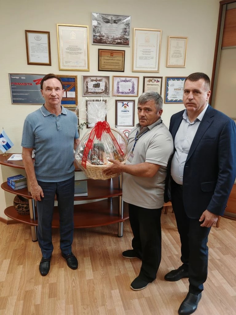 Подарки от коллектива Института в ознаменование Дня Победы вручили отцам участников СВО